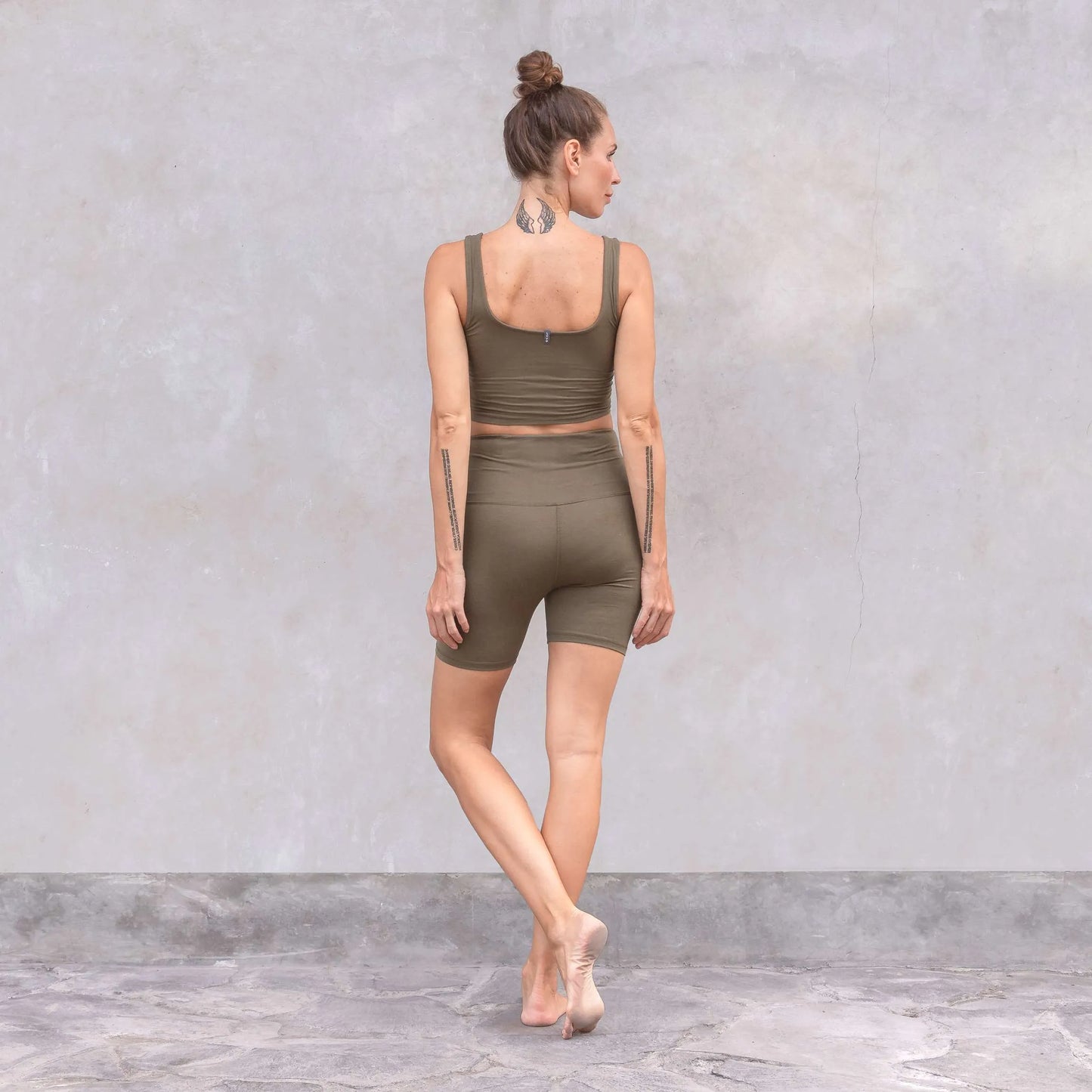 Pantaloncini biker da yoga colore oliva abbinato a top
