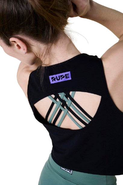 vista da dietro del crop tip nero intrecciato con logo rupe lilla
