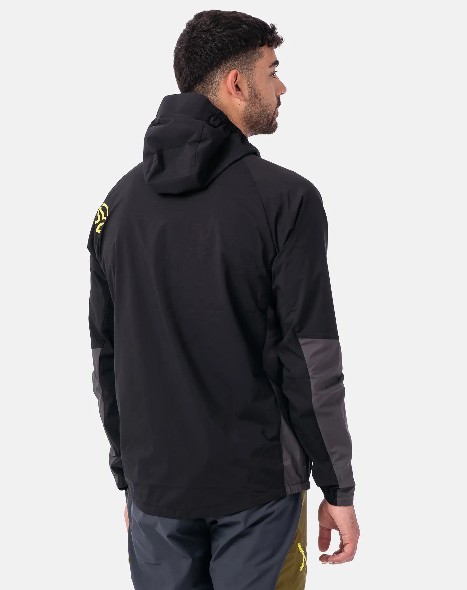 Giacca antivento Ternua da uomo nero e giallo vista da dietro