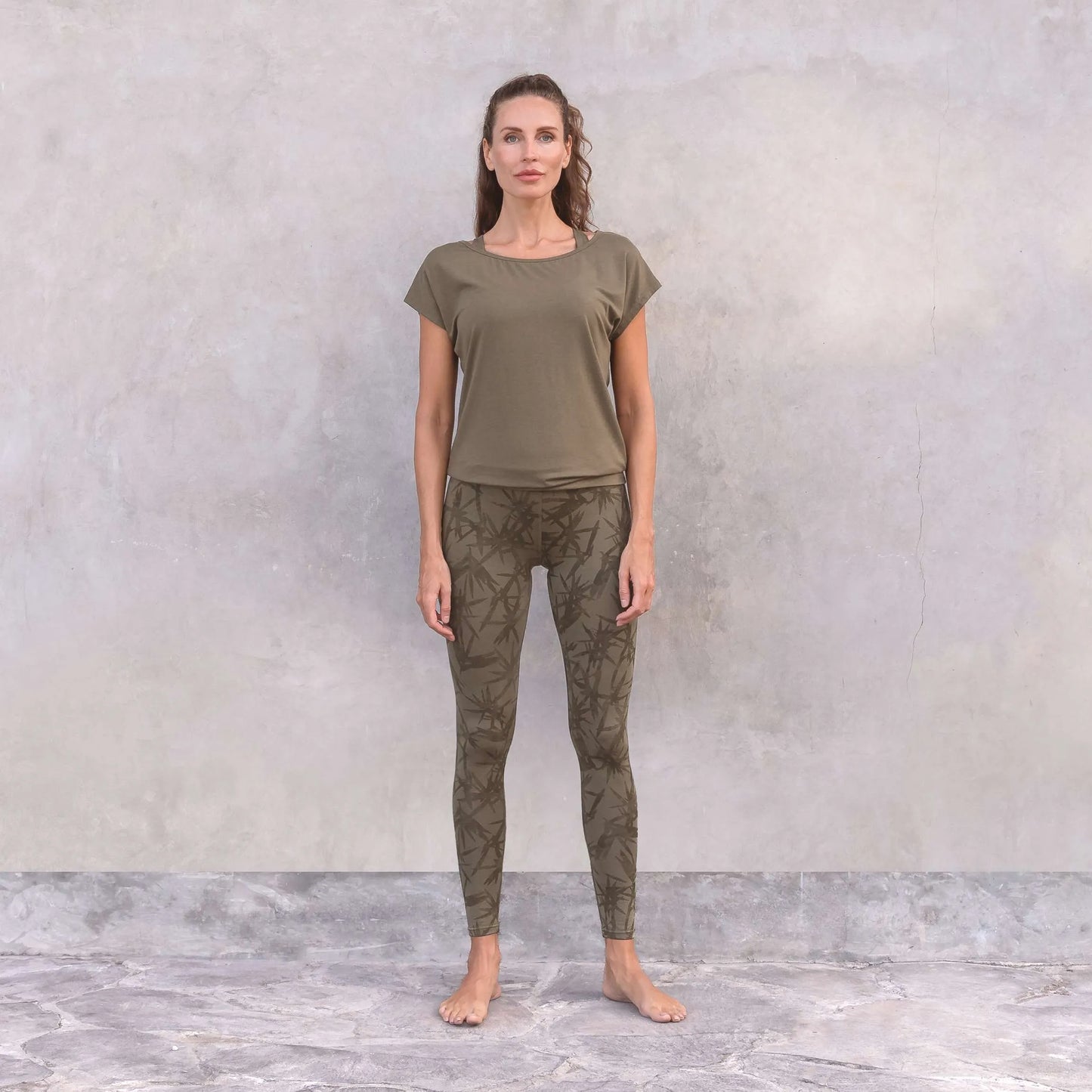 Leggings in tencel con maglietta oliva