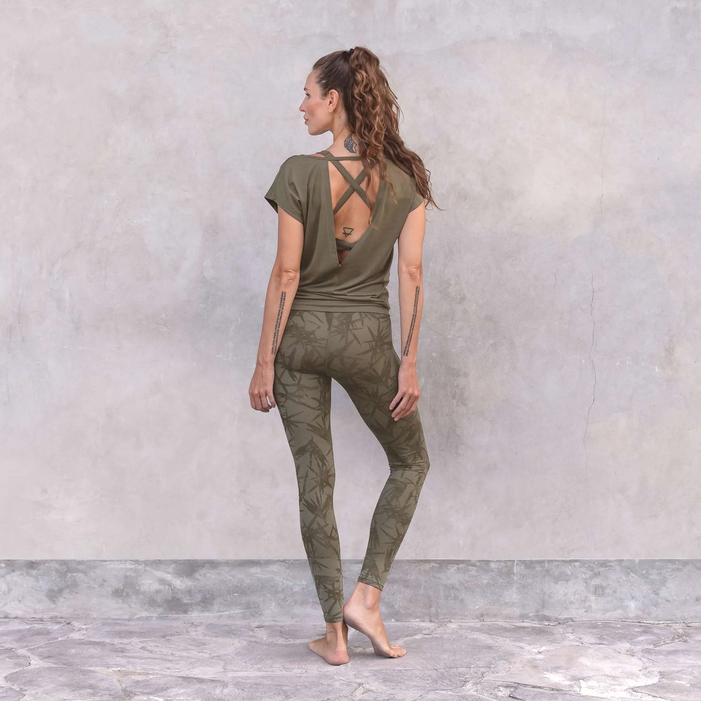 Leggings oliva abbinato a maglietta con spacco