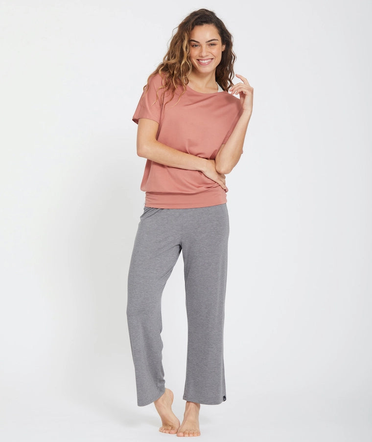 Maglietta yoga MEDE in cedro, lyocell e cotone, di Yoga Searcher, morbida e traspirante, perfetta per comfort e stile.