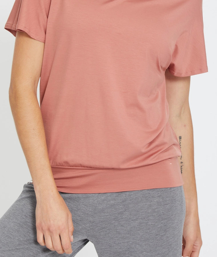 Maglietta yoga MEDE in cedro, lyocell e cotone, di Yoga Searcher, morbida e traspirante, perfetta per comfort e stile. Foto ravvicinata.