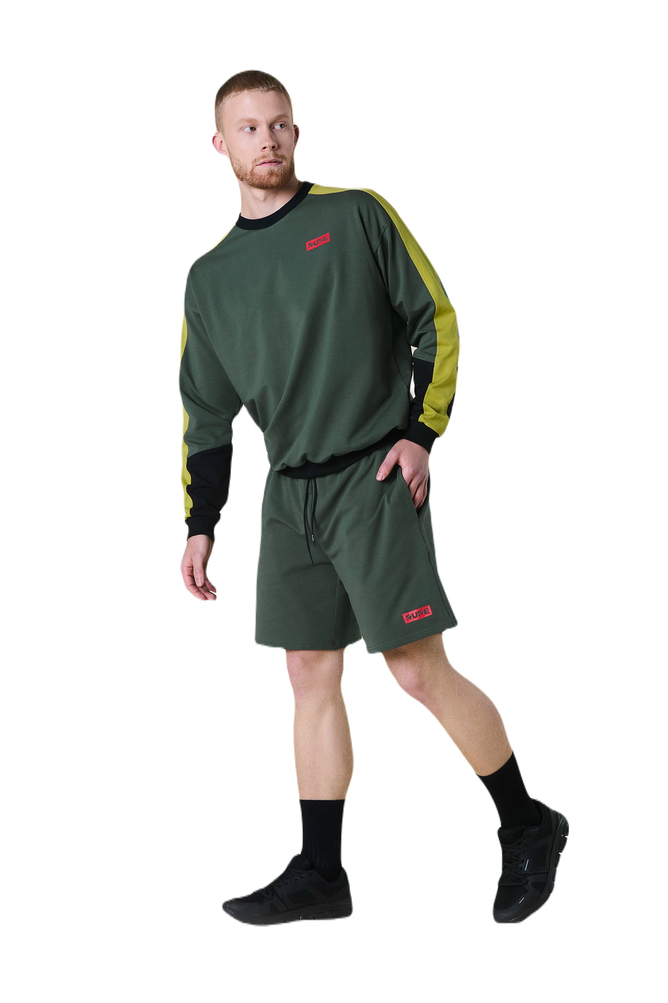 Completo pantaloncini verdi e felpa verde sportivi