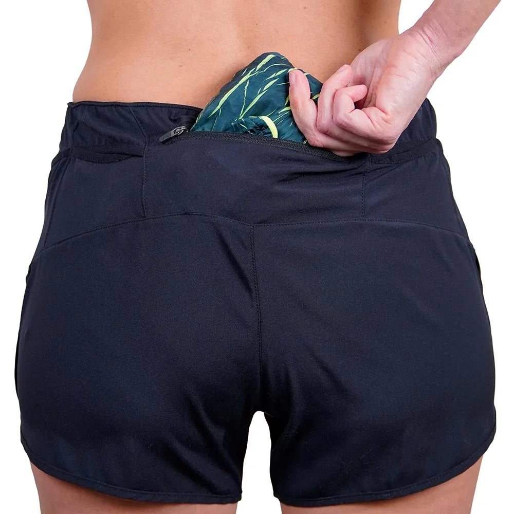 Vista da dietro dei pantaloncini neri e della tasca a zip