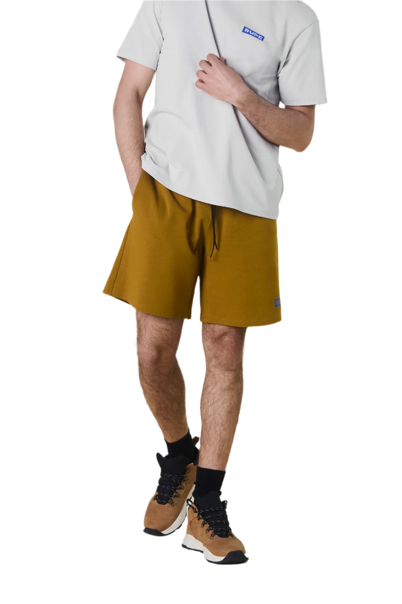 Pantaloncini colore olive abbinati con t-shirt bianca rupe clothing