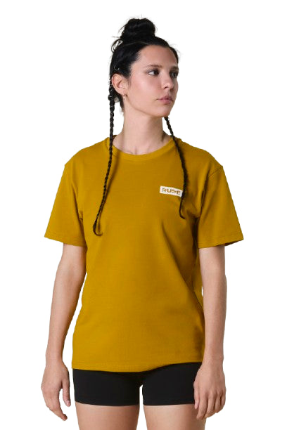 T shirt in cotone riciclato unisex indossata da donna