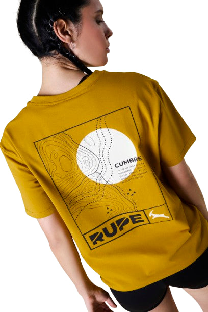 vista da dietro della tshirt indossata da ragazza