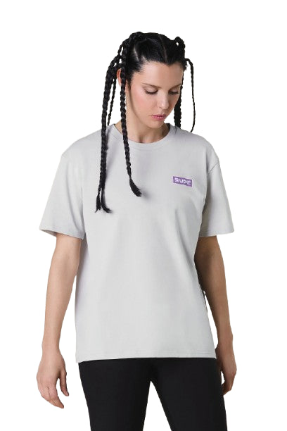 T-shirt unisex in cotone indossata da ragazza