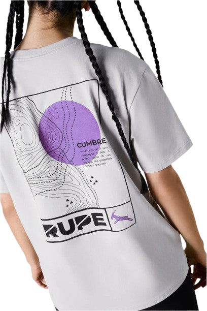 T-shirt vista da dietro con logo rupe, camoscio e linee astratte