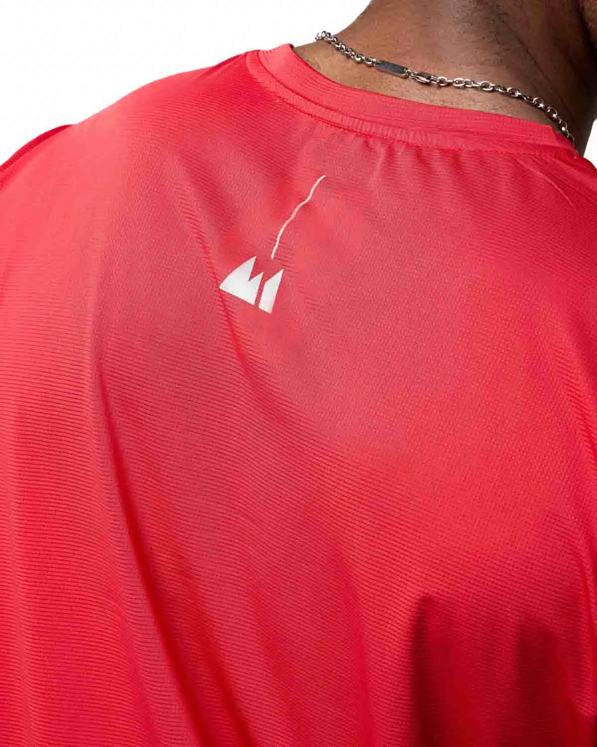 Stemma wildtee bianco sulla schiena