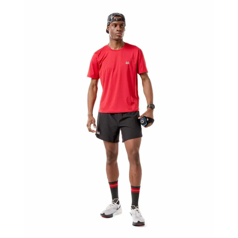 T-shirt wildtee rossa abbinata a bermuda wildtee nero