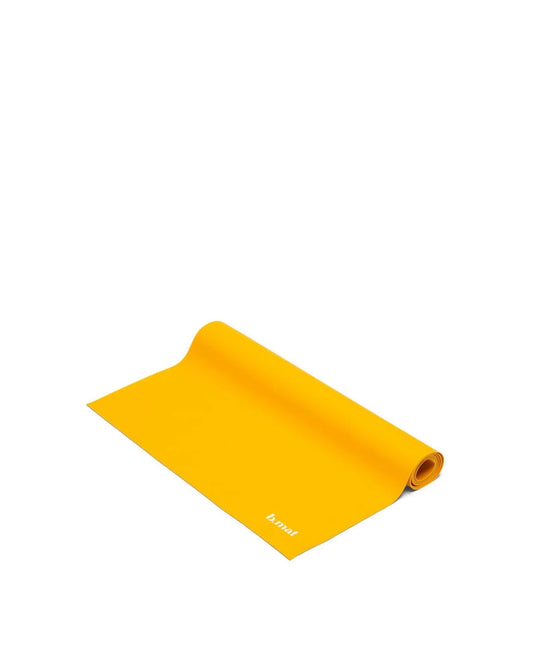 Tappetino da viaggio per yoga e fitness  leggero, compatto in gomma naturale di colore giallo.