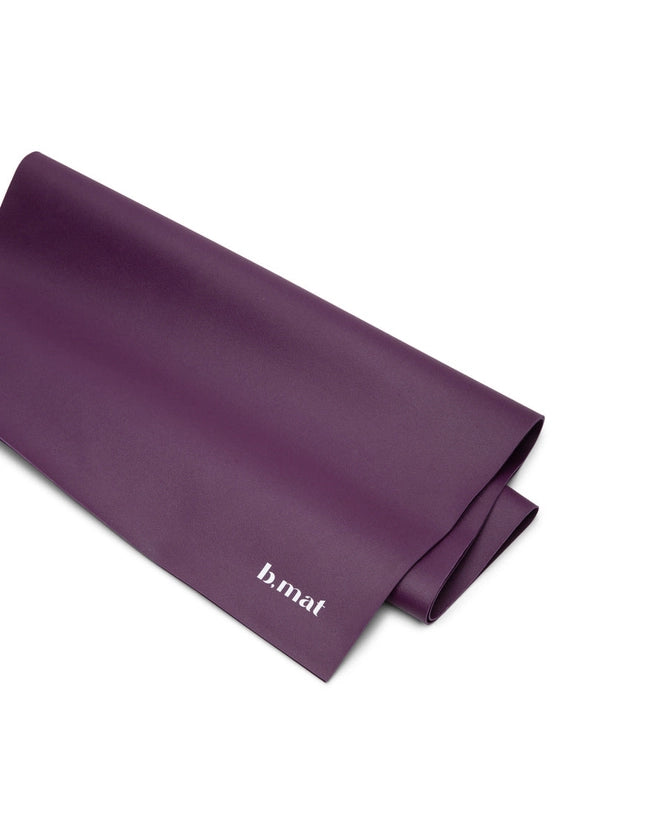 Tappetino da viaggio per yoga e fitness  leggero, compatto in gomma naturale di colore viola.