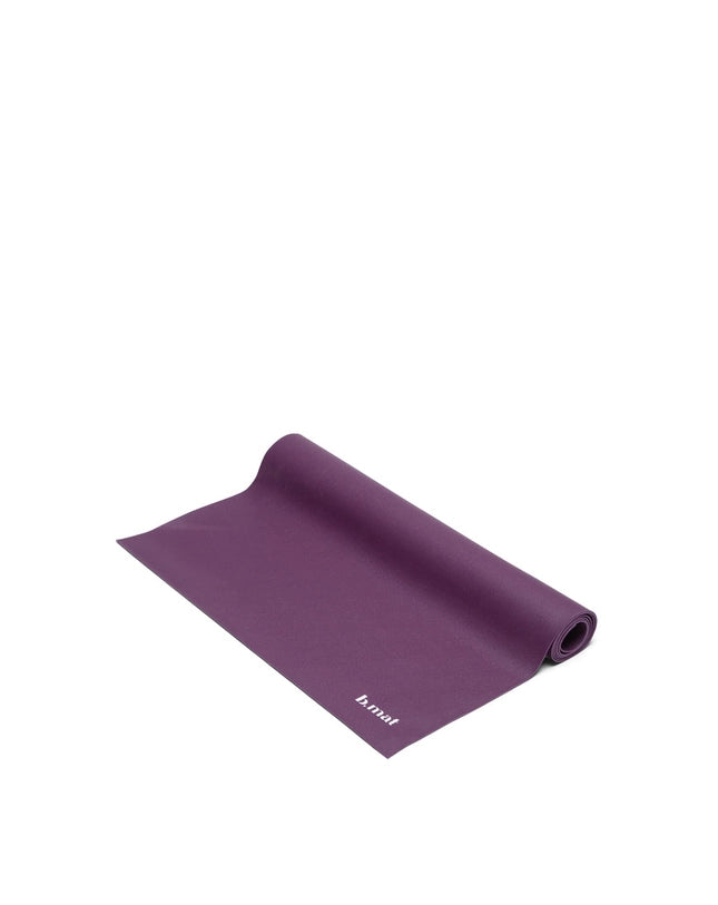 Tappetino da viaggio per yoga e fitness  leggero, compatto in gomma naturale di colore viola.