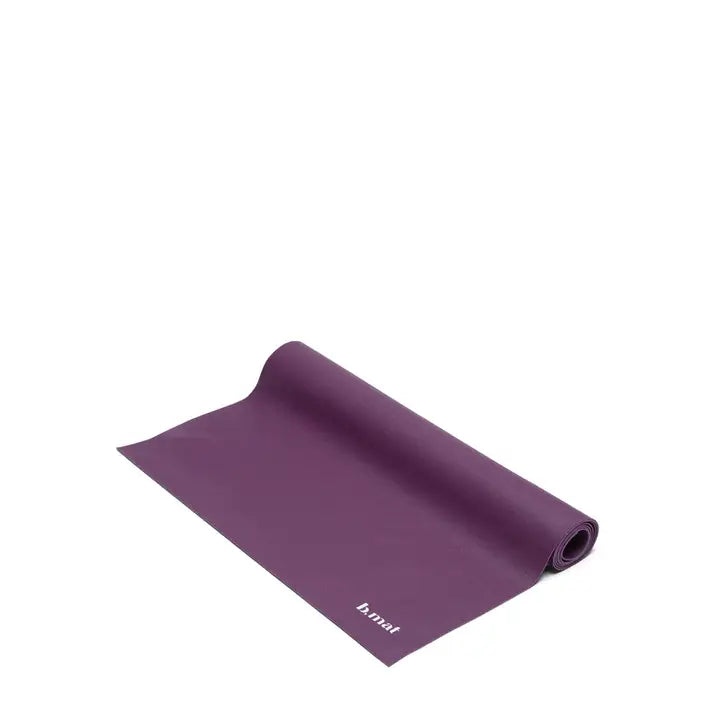 Tappetino da viaggio per yoga e fitness  leggero, compatto in gomma naturale di colore viola.