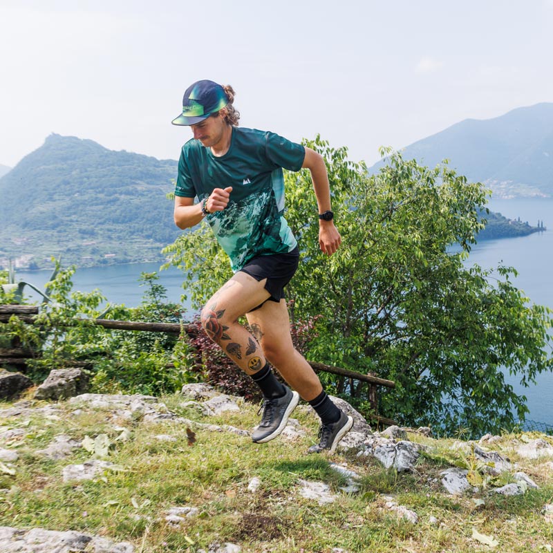 maglia sportiva da uomo ideale per trail e ultra trail