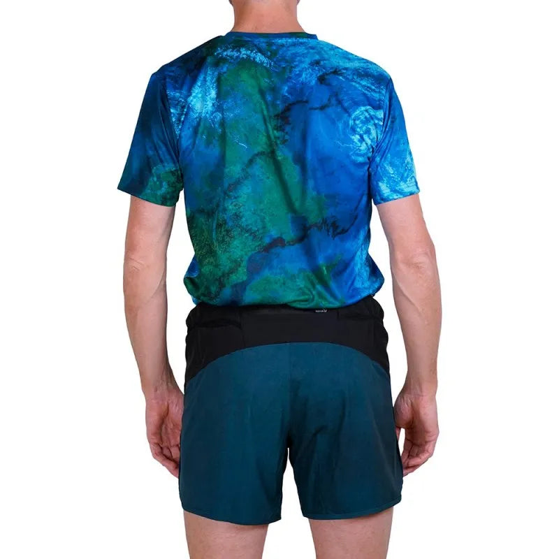 Pantaloncini verdi trail running da uomo abbinati con maglietta tecnica Wildtee