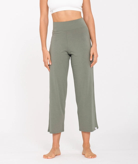 Pantalone yoga Ravana alloro in lyocell e cotone di Yoga Searcher, morbido e comodo, ideale per ogni pratica.