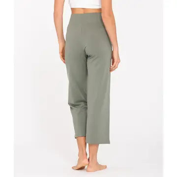 Pantalone yoga Ravana alloro in lyocell e cotone di Yoga Searcher, morbido e comodo, ideale per ogni pratica, dettaglio dietro.