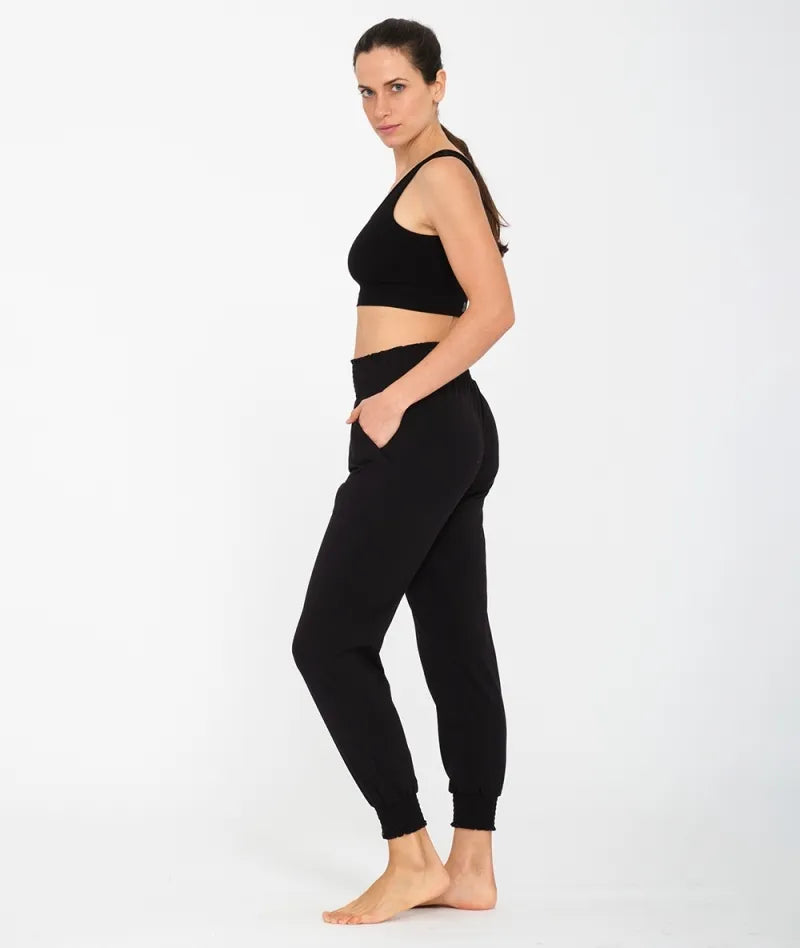 Pantaloni neri cotone di lato abbinati a top bamboo