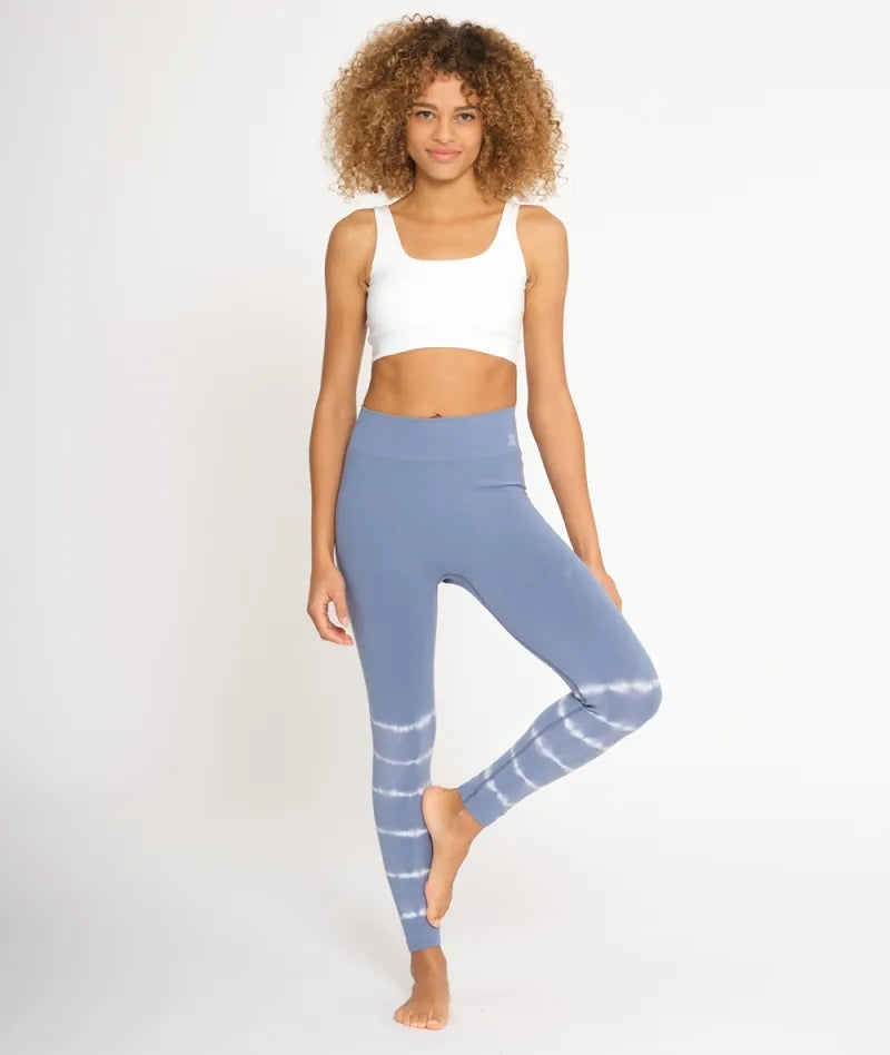 Top bianco abbinato con leggings azzurro in bambù