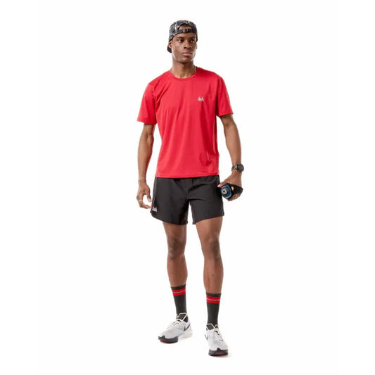 T-shirt wildtee rossa abbinata a bermuda wildtee nero