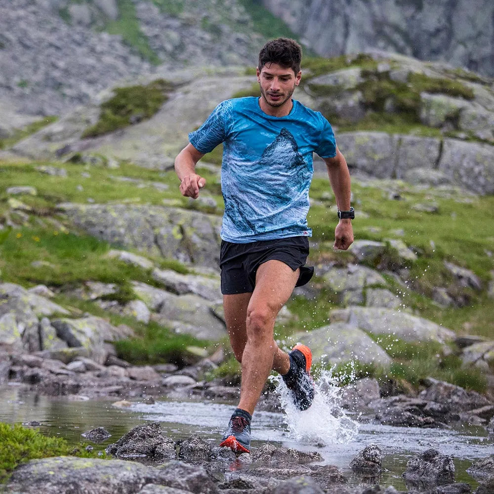 t-shirt da trail runing cervino con uomo in corsa in montagna