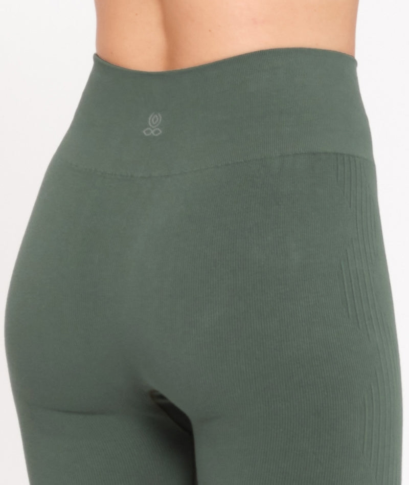 dettaglio logo Yoga Searcher su leggings in fibra di bambù