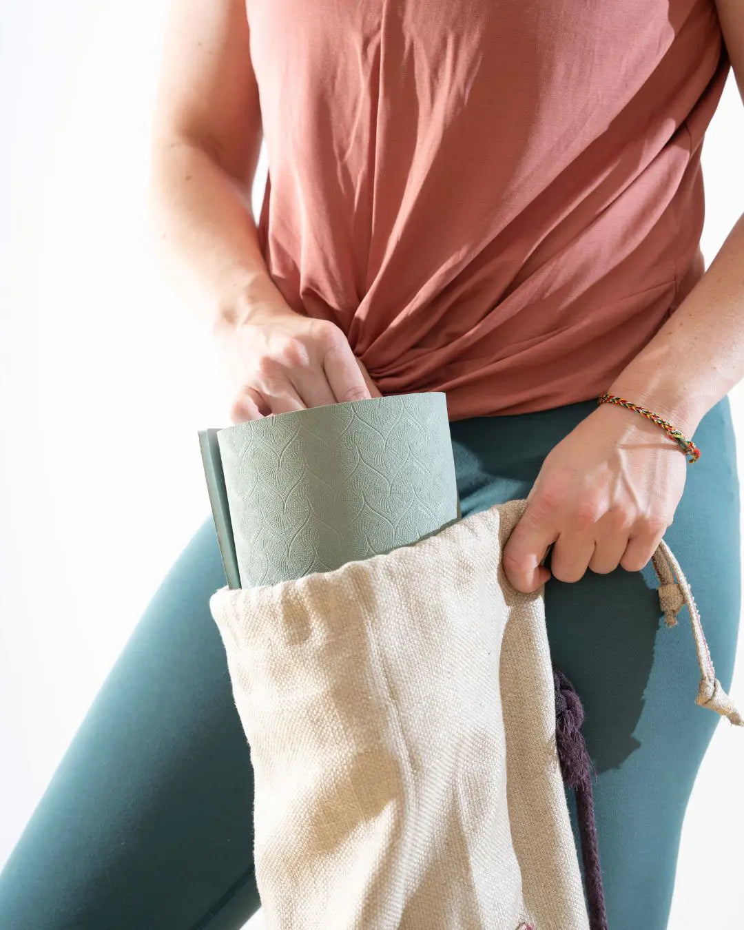 Porta tappetino da yoga fatto in canapa con tasche centrali personalizzabili e chiusura a coulisse